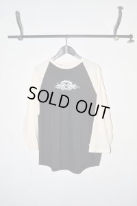 el conductorH / Raglan Sleeve Heart Tribal Print T-shirt